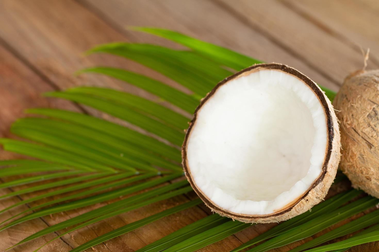 Gros plan de noix de coco sur fond de bois photo