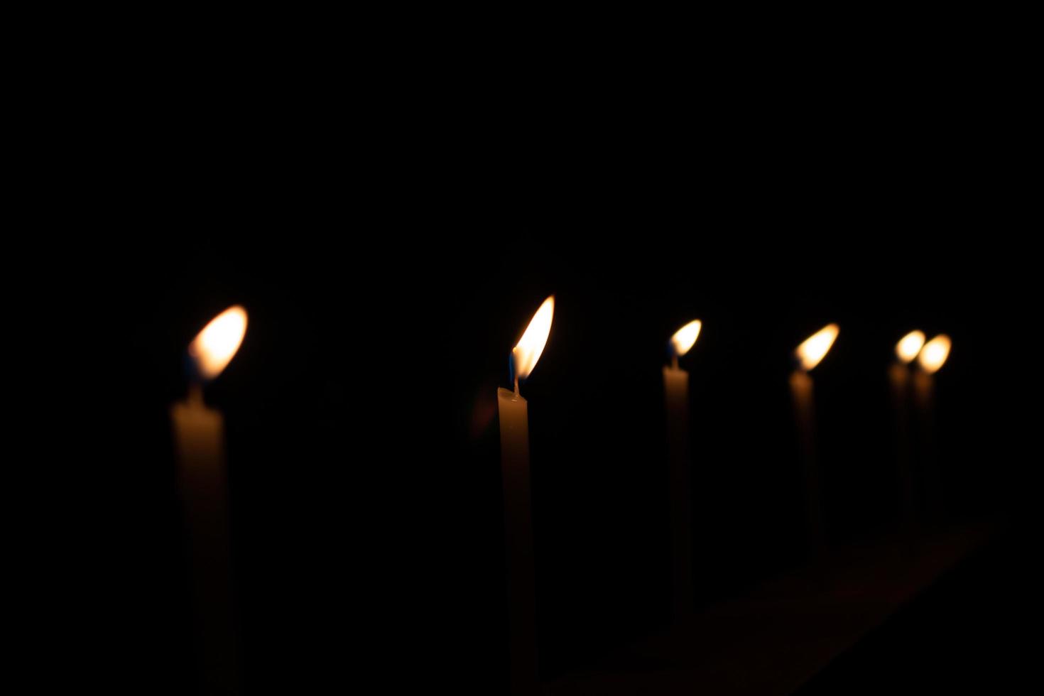 bougies douces focalisées dans la nuit noire photo