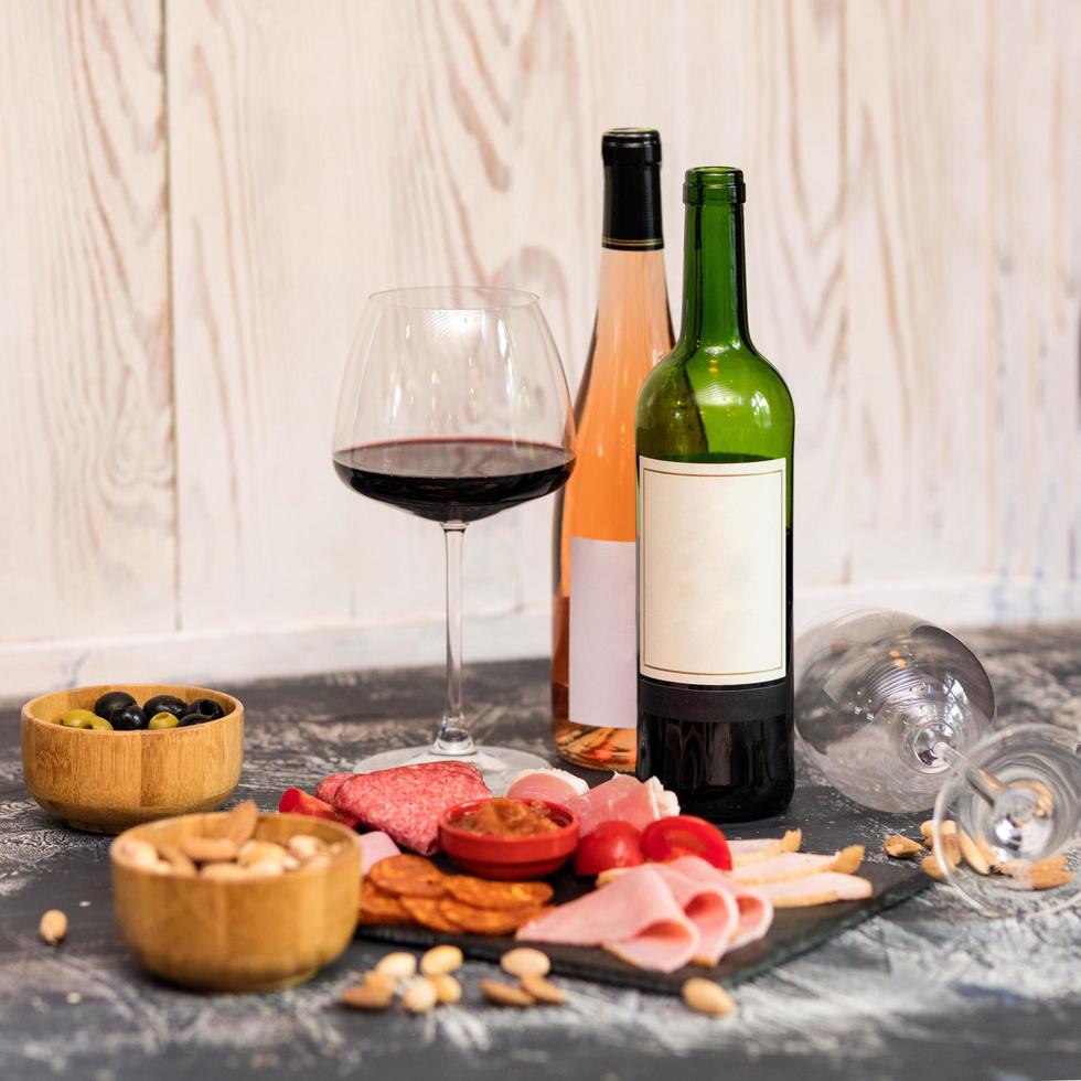 bouteille de vin, verre avec saucisses snack photo