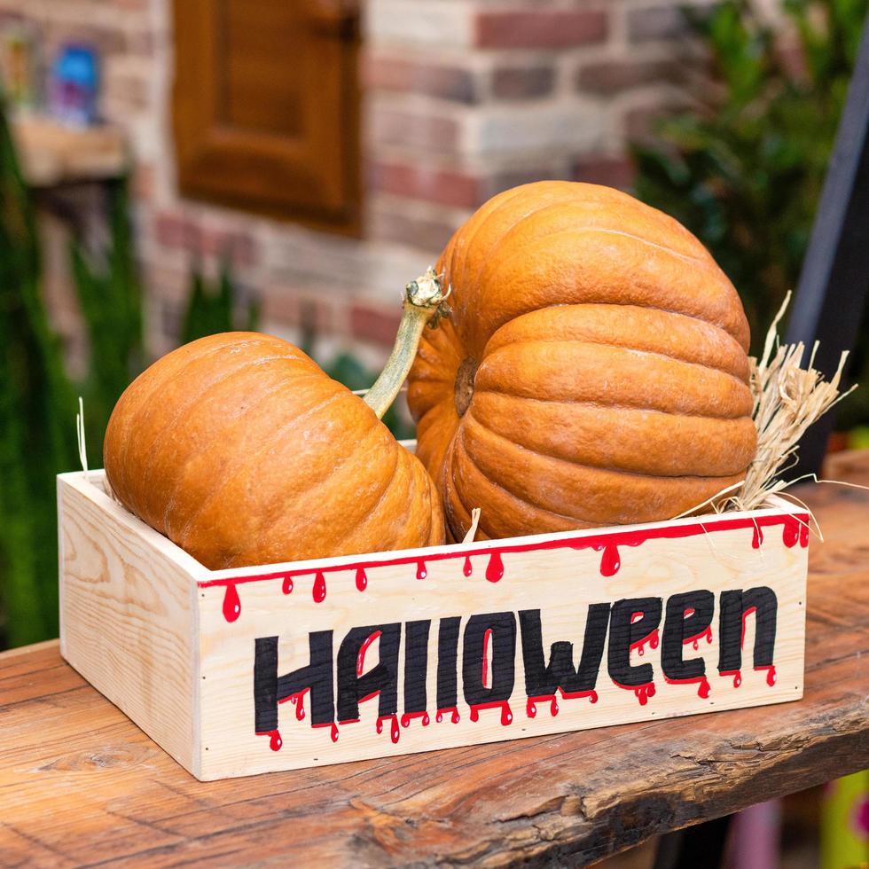 citrouilles d'halloween dans une boîte en bois photo