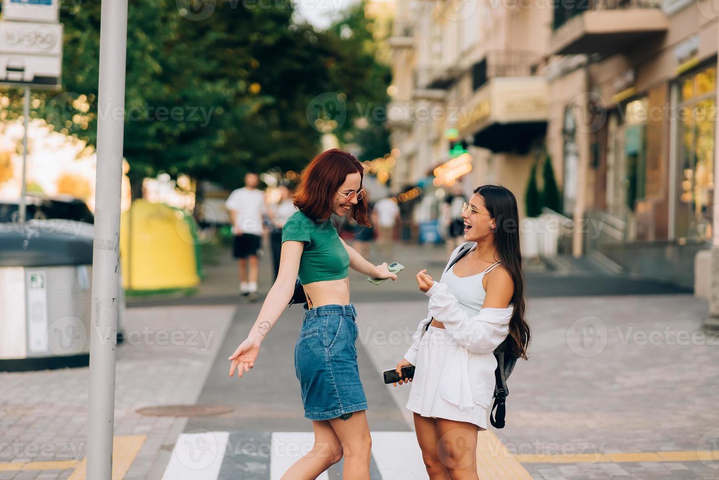 bonne rencontre de deux amis s'embrassant dans la rue photo