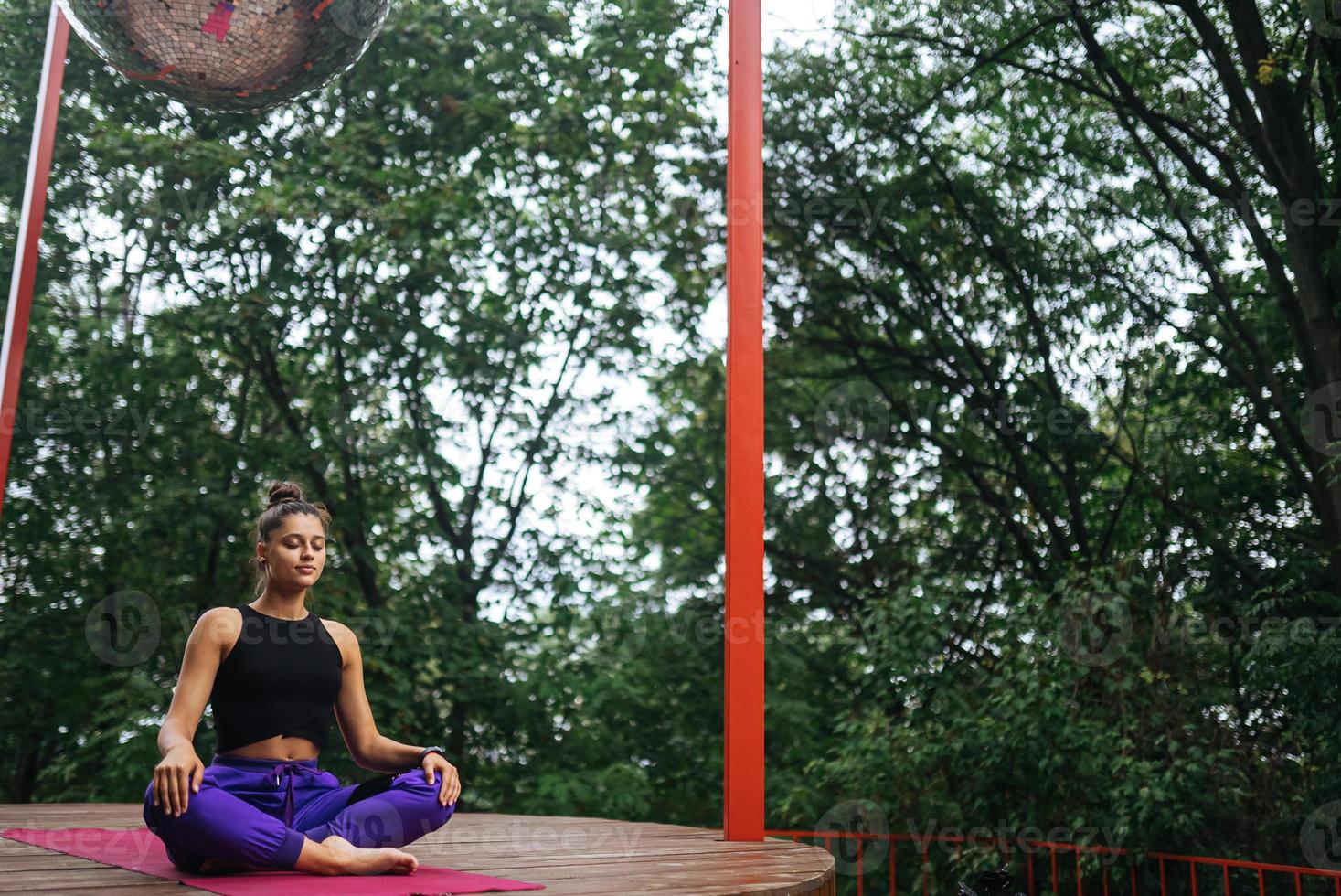 jeune femme pratique le yoga assis dans la position du lotus photo