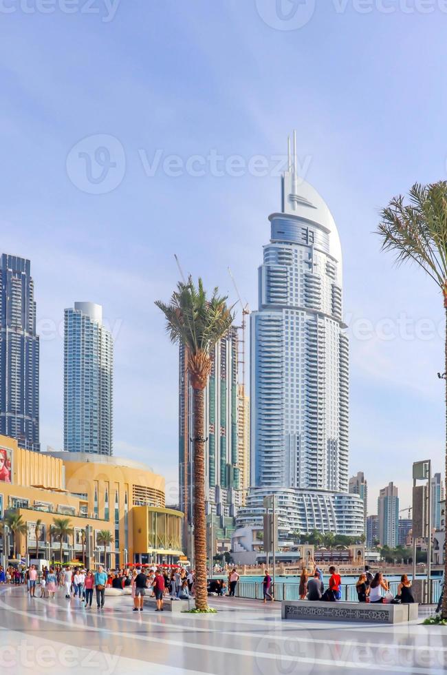 dubai, émirats arabes unis 25 décembre 2018 architecture d'horizon. paysage de la ville de dubaï. vue panoramique sur le coucher de soleil sur les toits de la ville moderne. paysage urbain des eau. photo