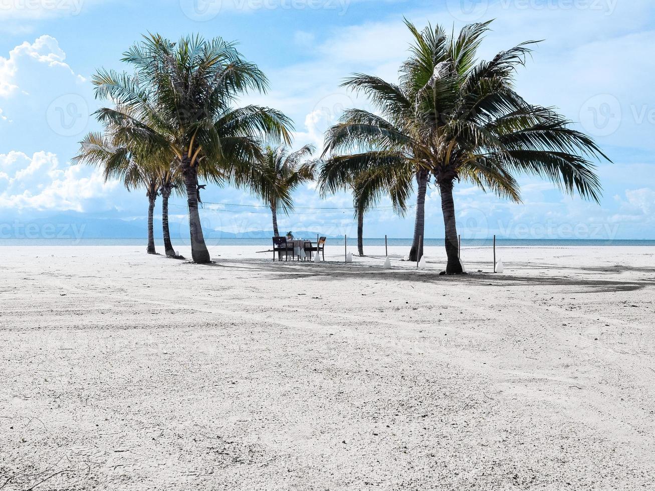 spot de plage pour le déjeuner et le dîner photo