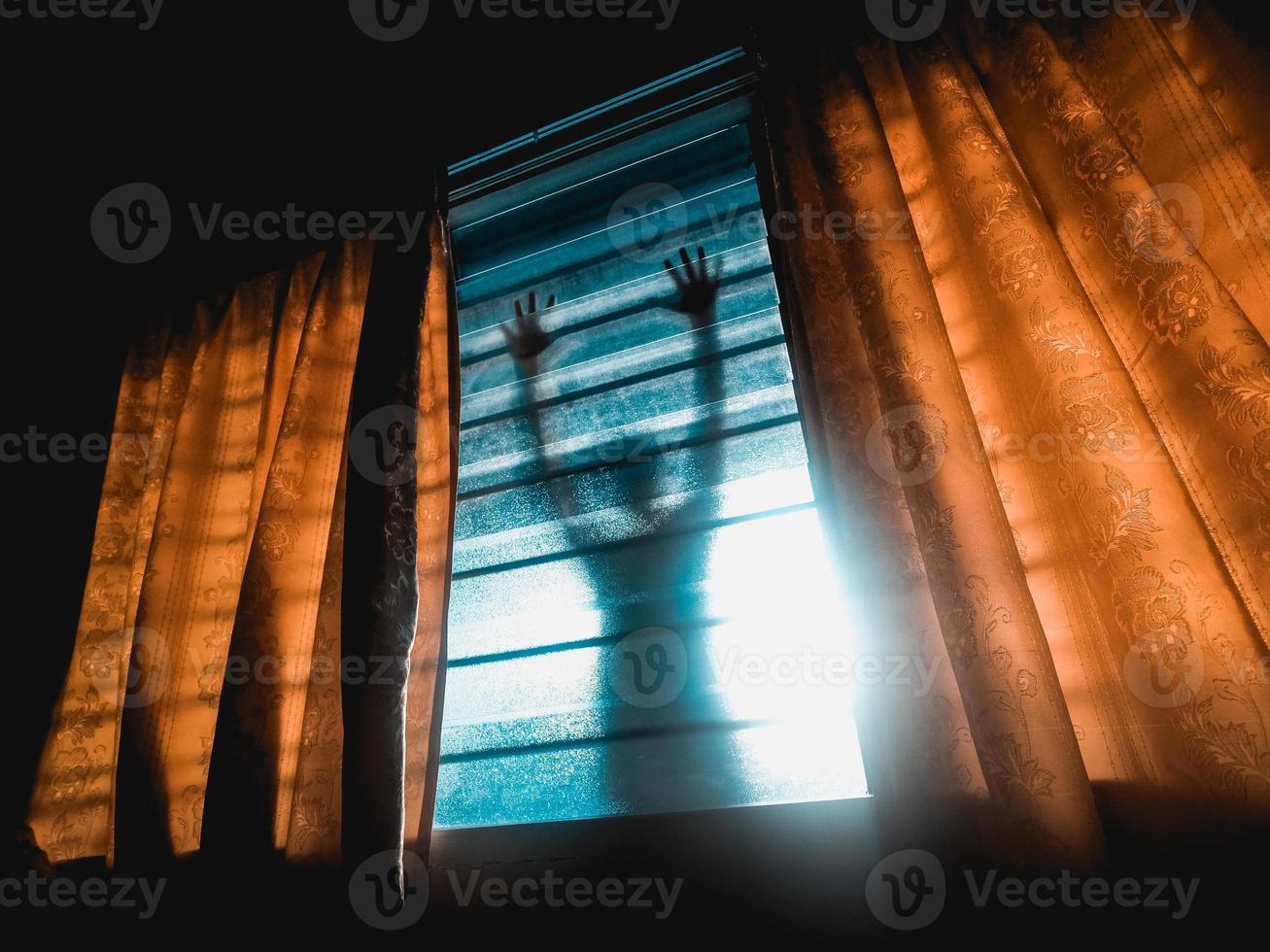 homme svelte debout devant notre fenêtre la nuit photo