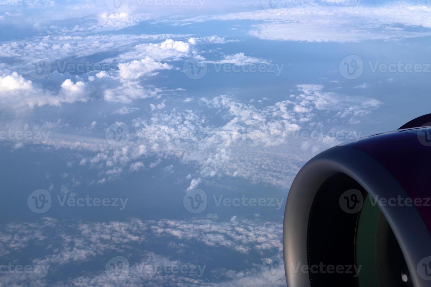la terre est vue à travers le hublot d'un gros avion à réaction. photo