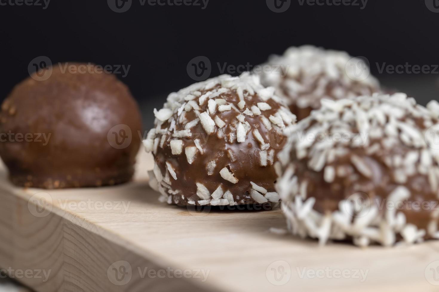 chocolats fourrés à la noix de coco photo