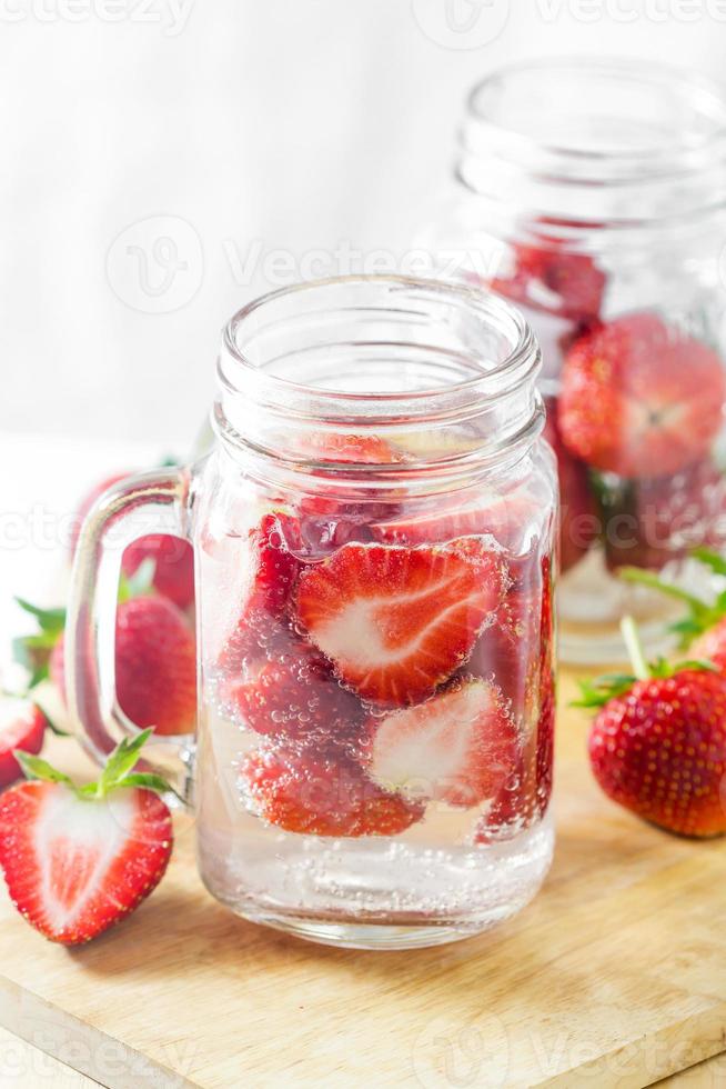 eau infusée à la fraise photo