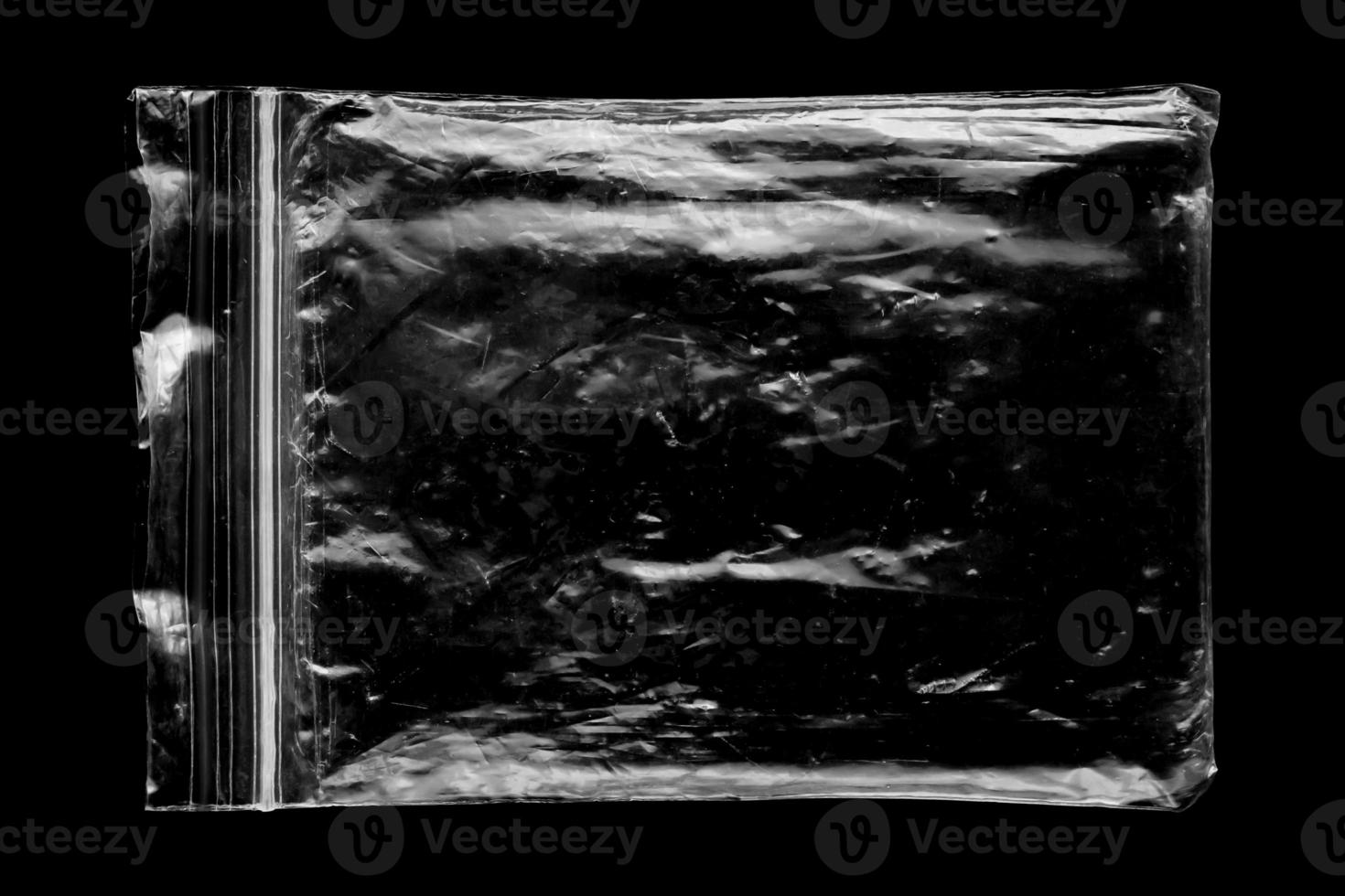 superposition de sac en plastique transparent vierge sur fond noir photo