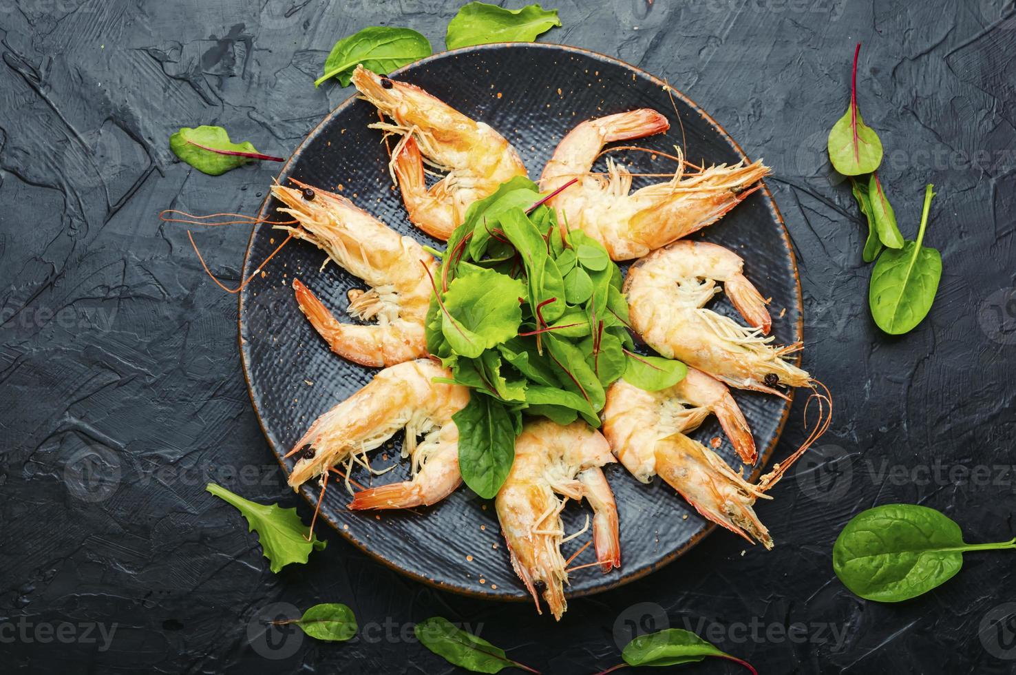 crevettes savoureuses bouillies sur une assiette photo