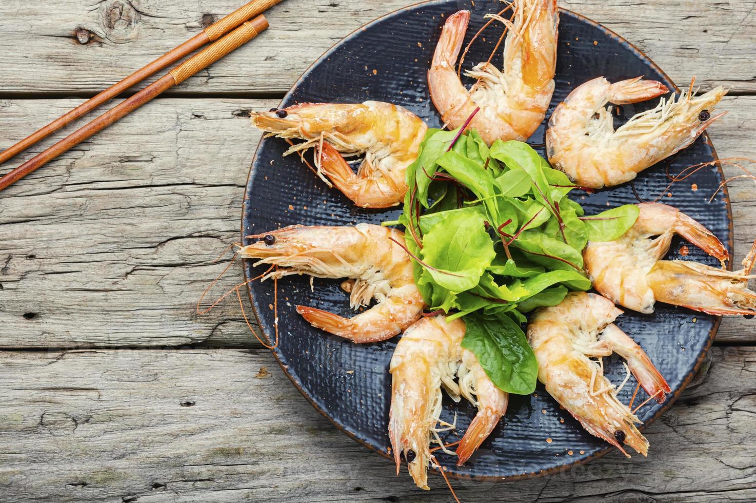 crevettes bouillies sur une assiette photo