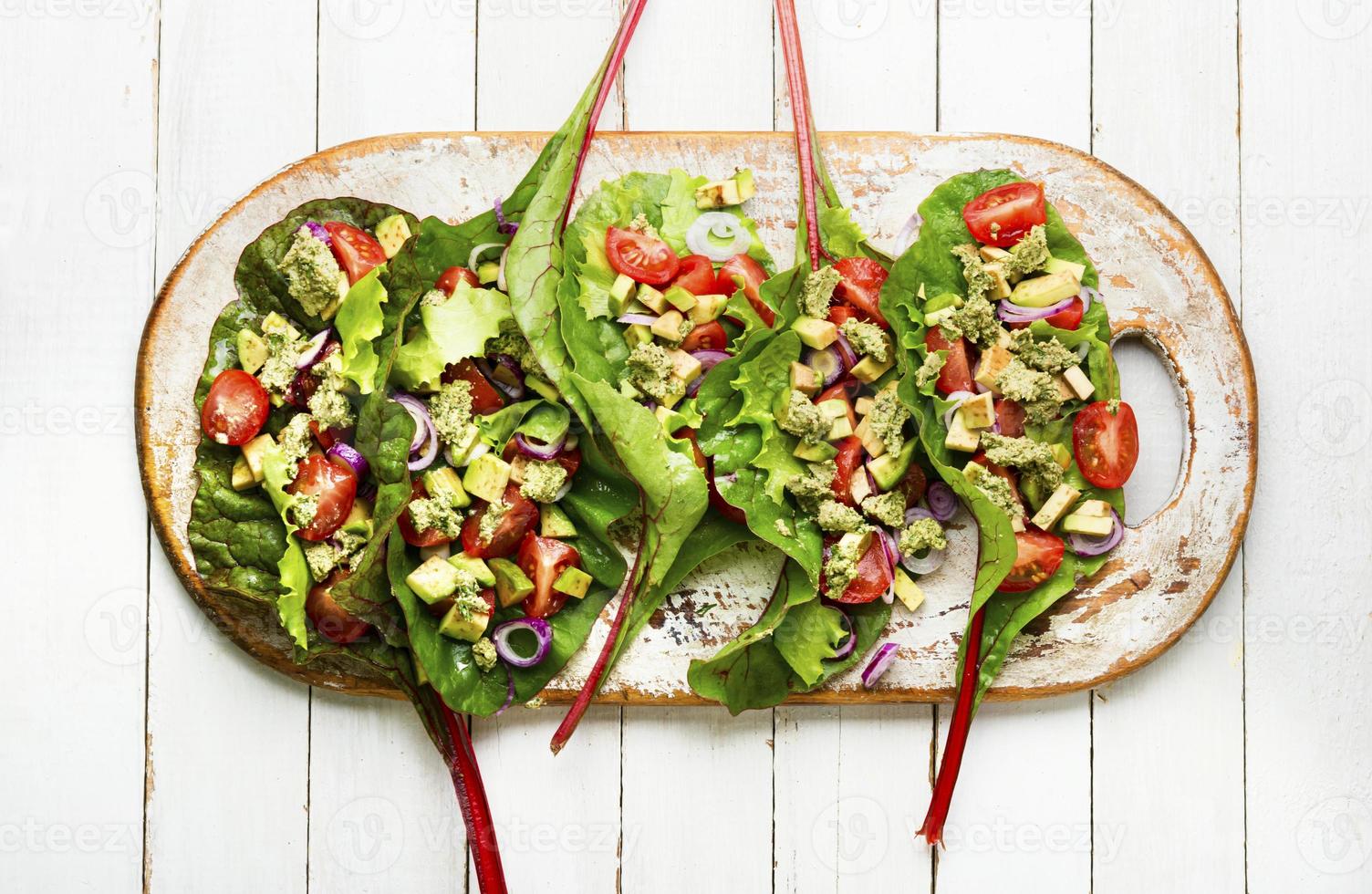 salade de légumes de printemps dans des feuilles de blettes fraîches photo