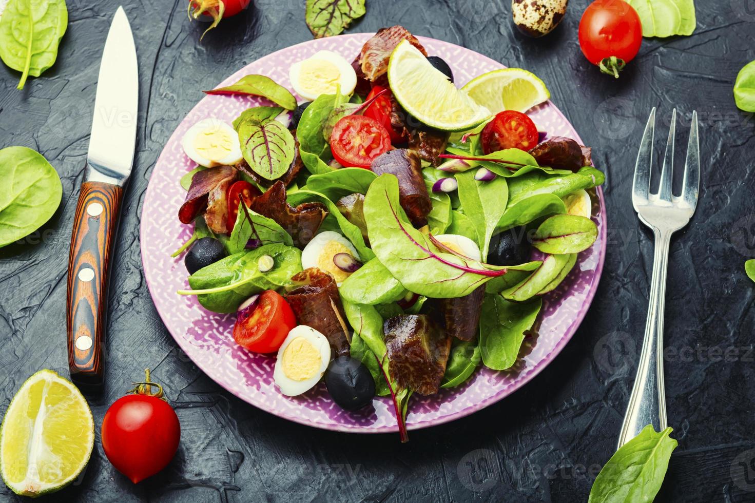 délicieuse salade aux légumes, herbes et jambon photo