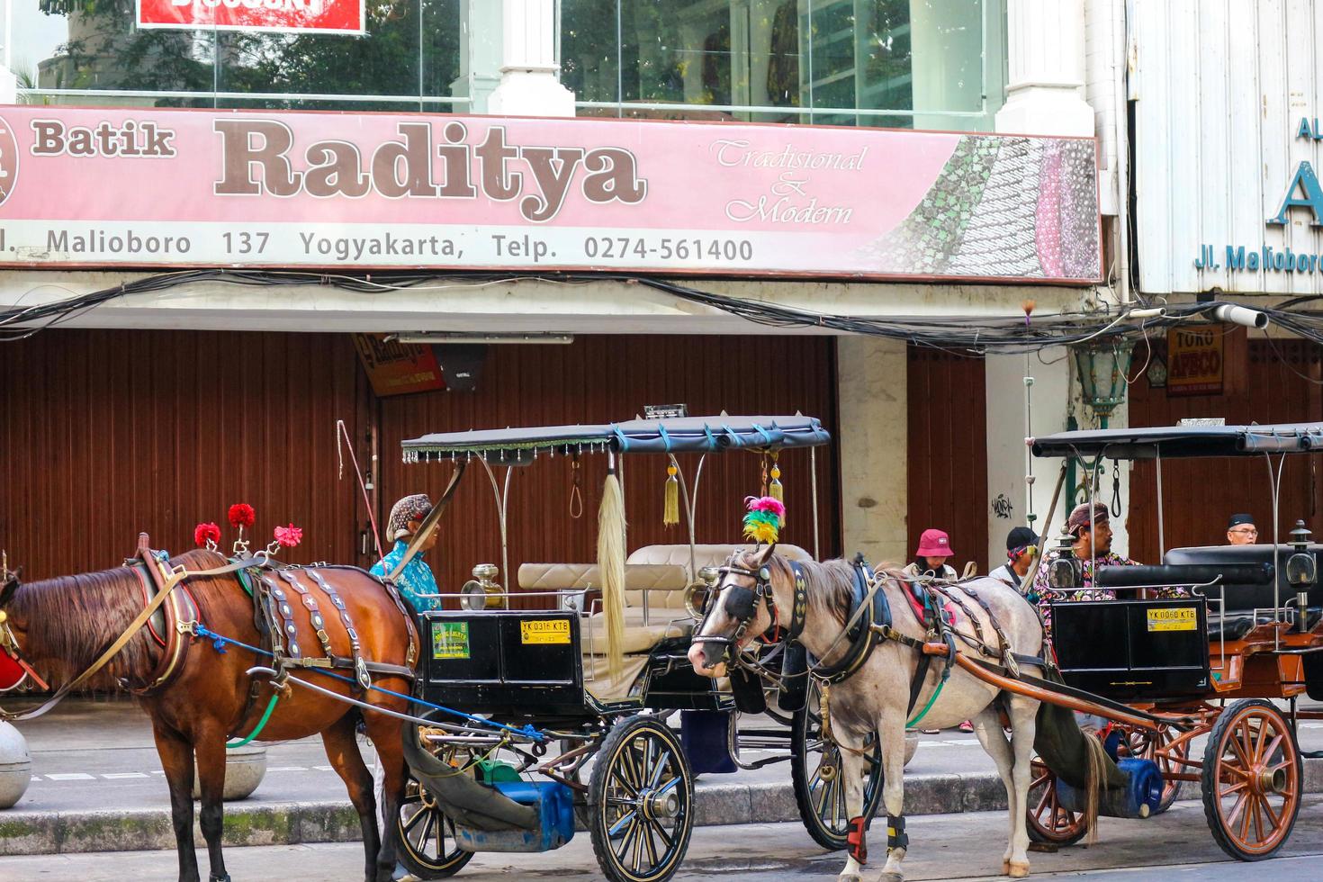 yogyakarta, indonésie le 23 octobre 2022. andong ou calèche avec son cocher garé sur jalan malioboro, attendant les passagers. photo