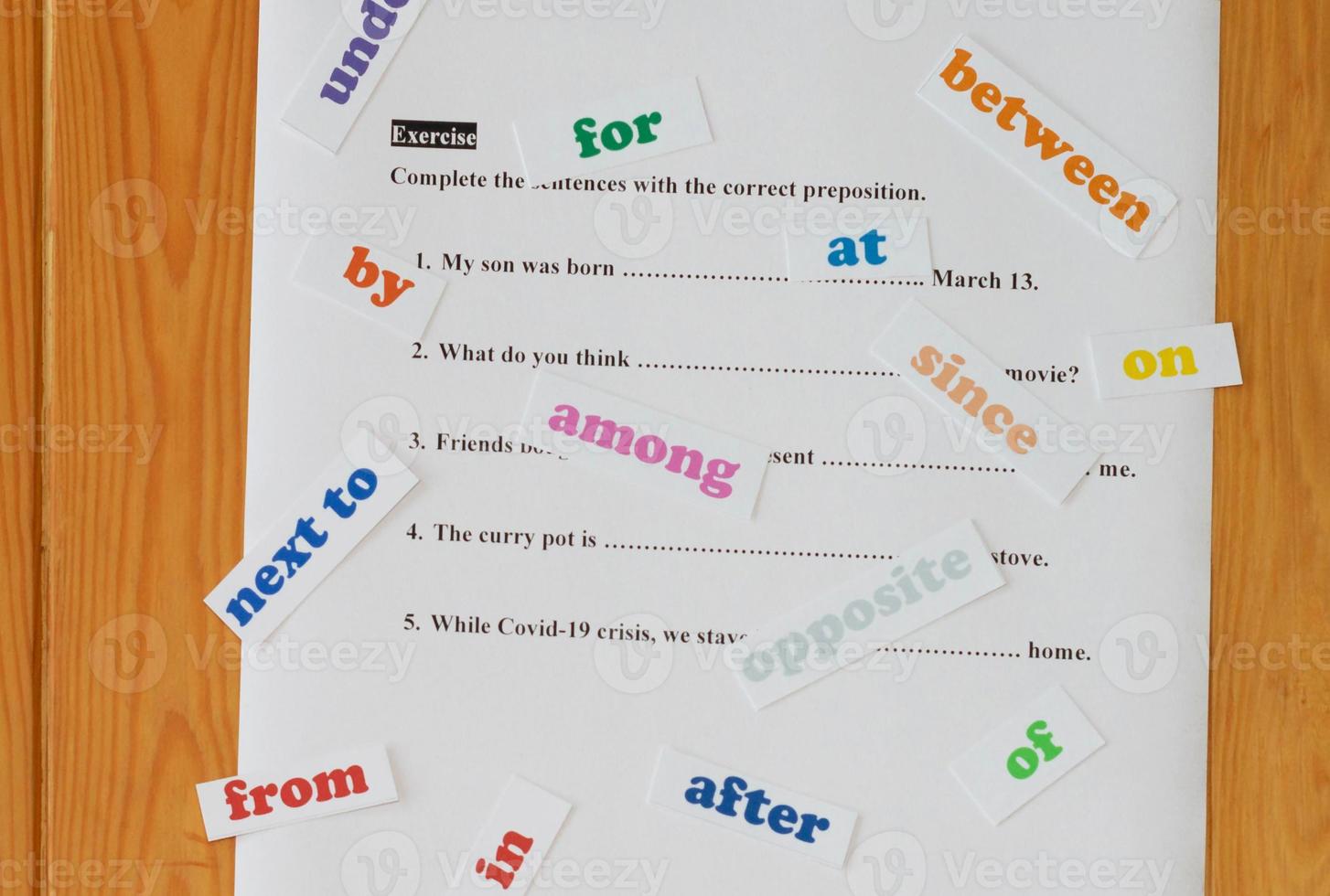 feuille de travail de préposition anglaise sur table en bois photo