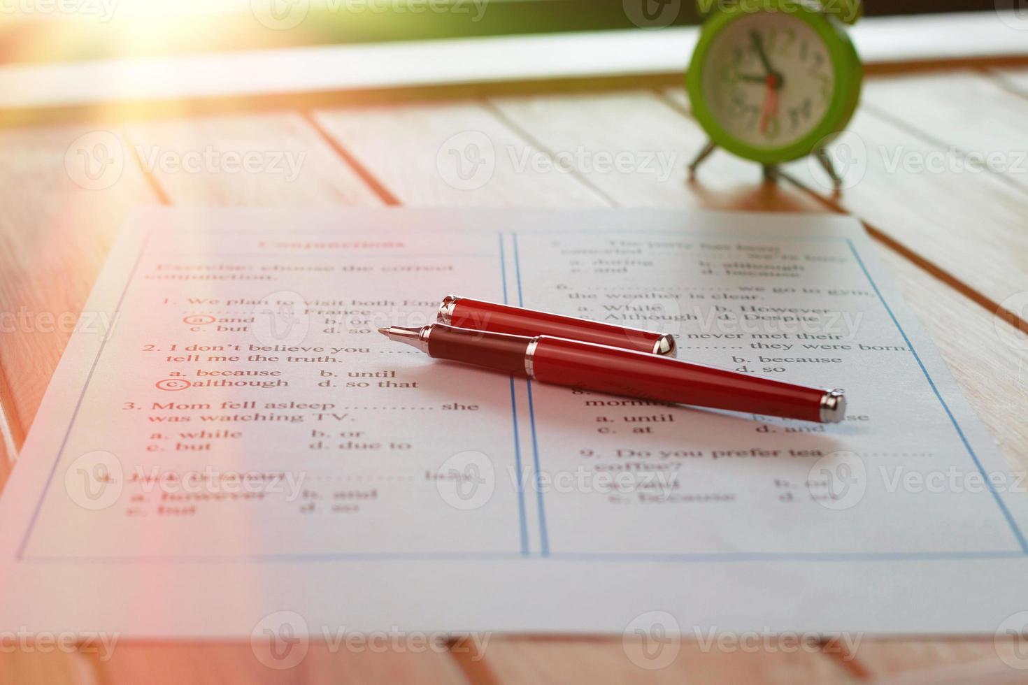 feuille de grammaire anglaise sur table en bois photo