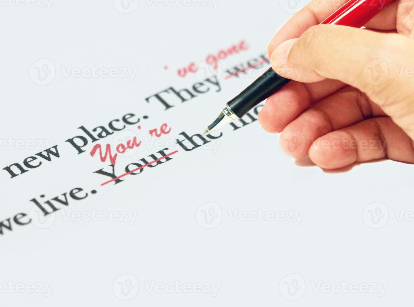 relecture de phrases en anglais sur papier blanc photo