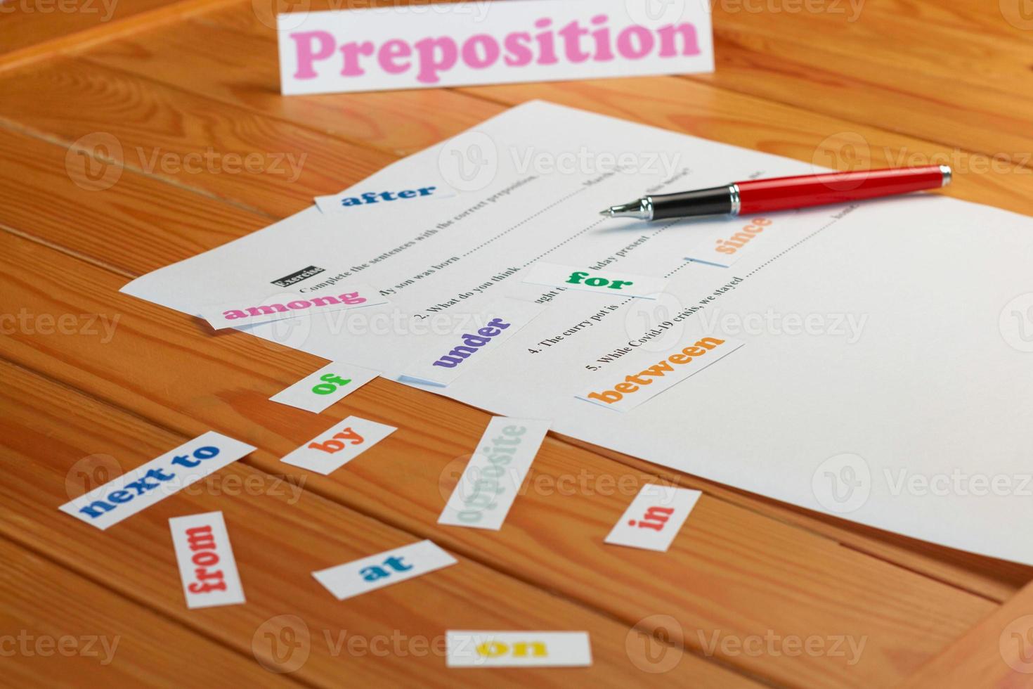 feuille de travail de préposition anglaise sur table en bois photo