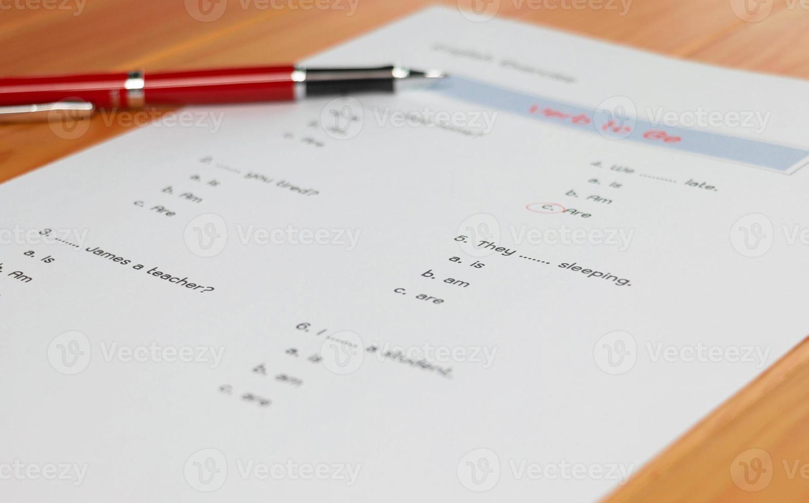 Feuille de test de grammaire anglaise sur table en bois photo