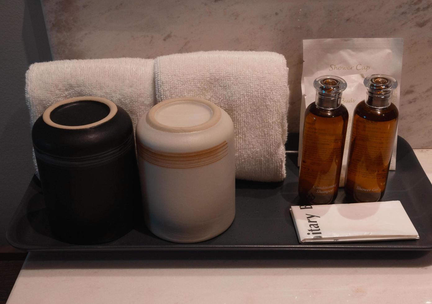 kit de bain sur plateau en céramique dans la chambre d'hôtel photo