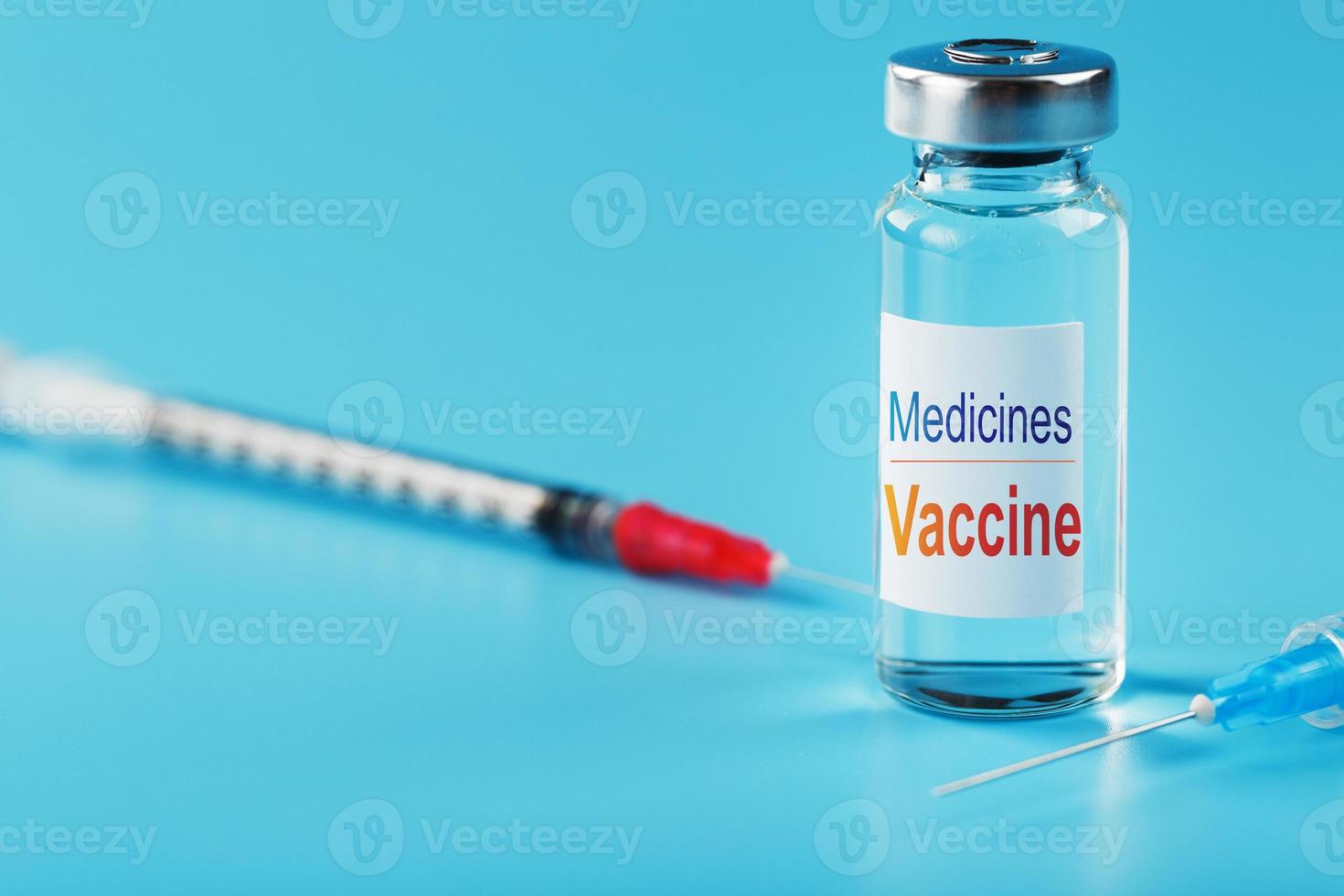 médicaments avec ampoule de vaccin à seringue sur fond bleu. photo