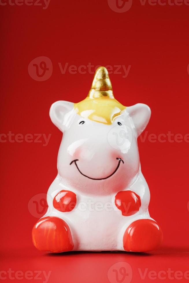 figurine licorne sur fond rouge avec espace libre. photo