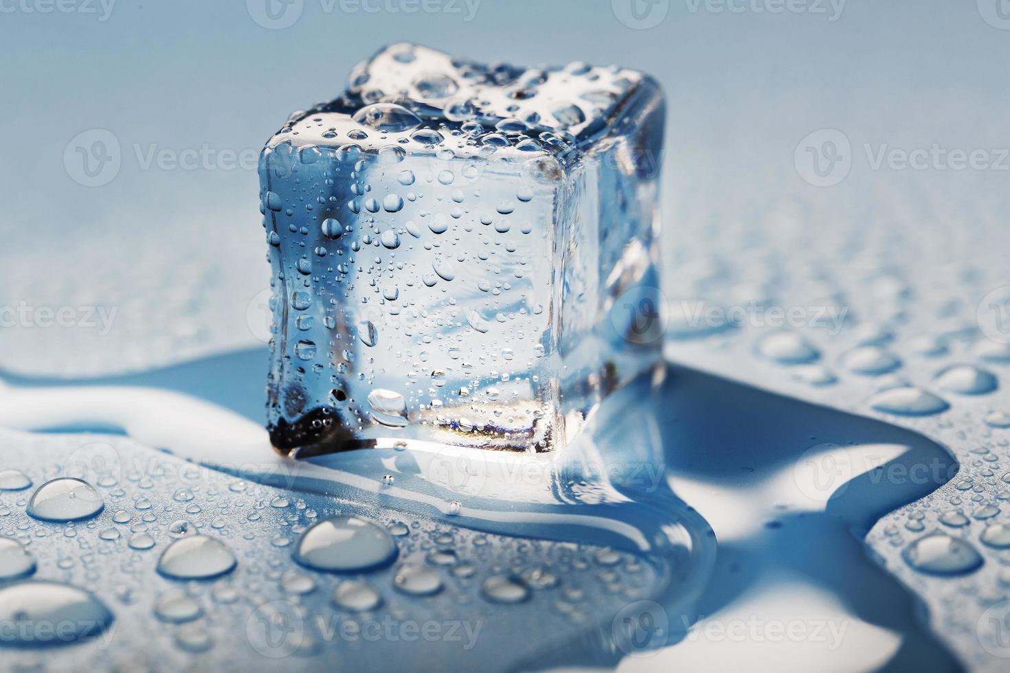 blocs de glace avec des gouttes d'eau en gros plan. cube rafraîchissant de glace macro pour boire un verre par une chaude journée photo