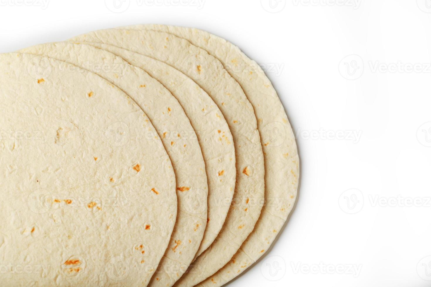 tortilla sur fond blanc isolé. La tortilla de maïs ou simplement la tortilla est un type de pain fin sans levain à base de hominy. photo