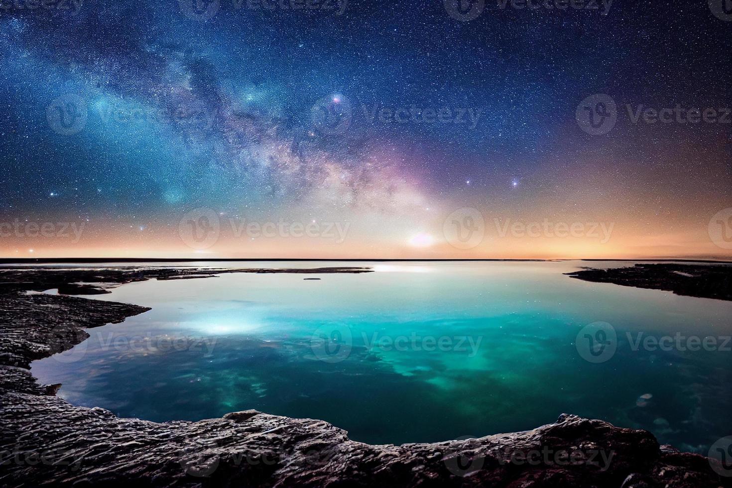 sous l'eau se trouve un bassin de marée robuste au-dessus de l'eau se trouve la galaxie de la voie lactée au-dessus d'un lac cristallin, photo