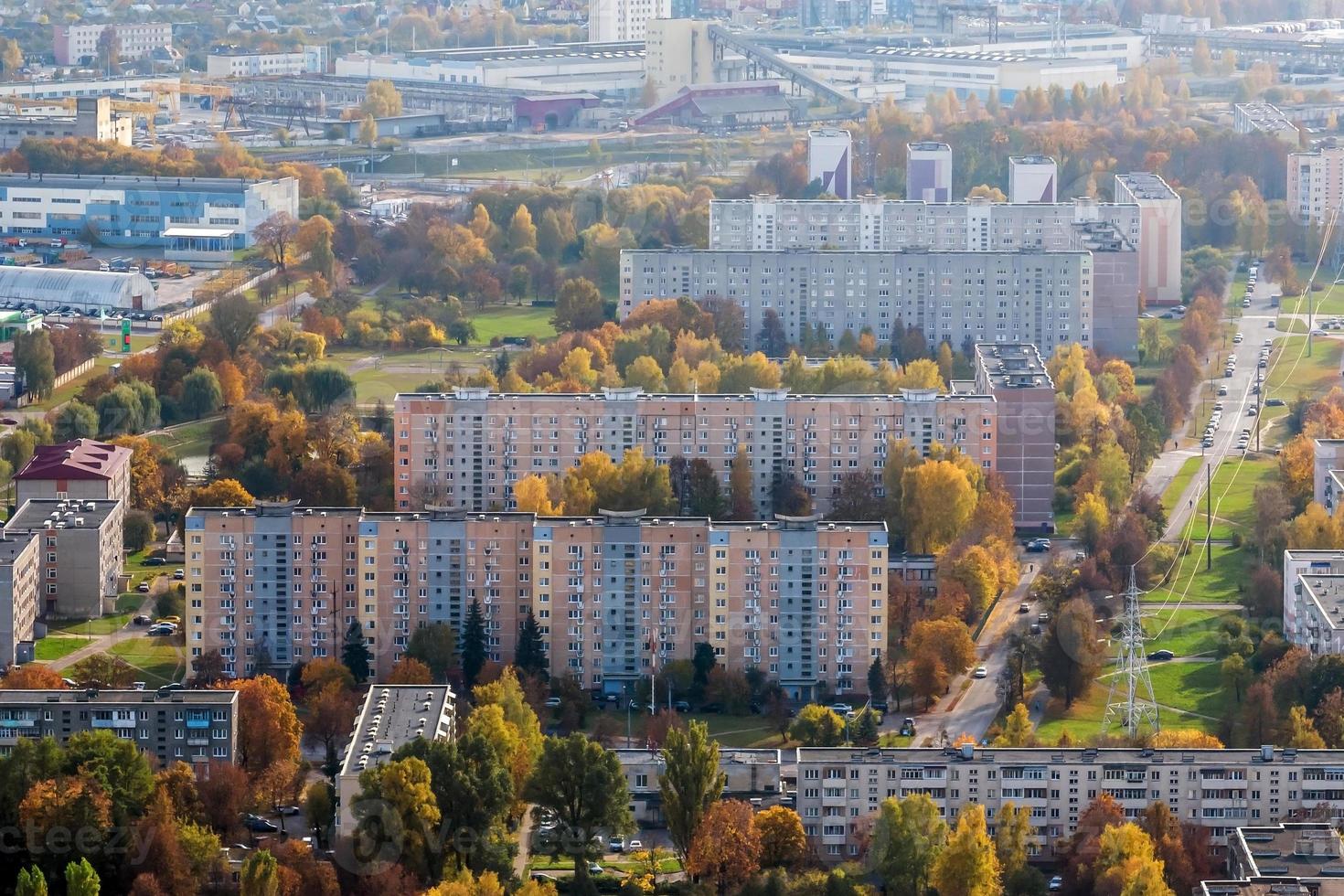 vue panoramique aérienne depuis la hauteur d'un complexe résidentiel à plusieurs étages et d'un développement urbain photo