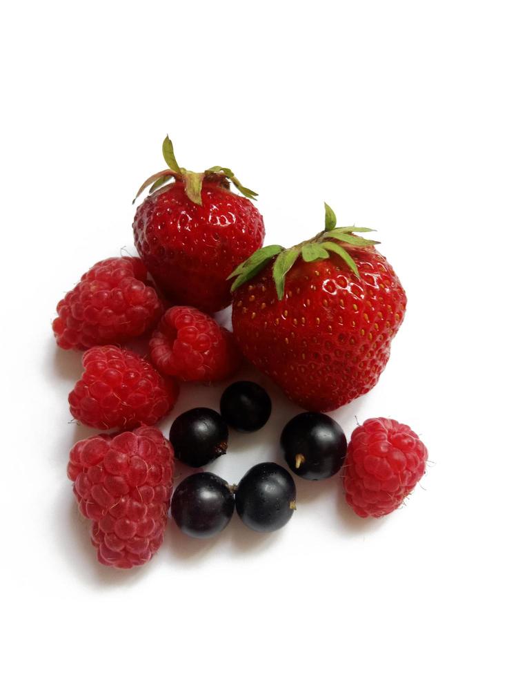 assortiment de délicieux petits fruits sur fond blanc - fraises, framboises, cassis photo