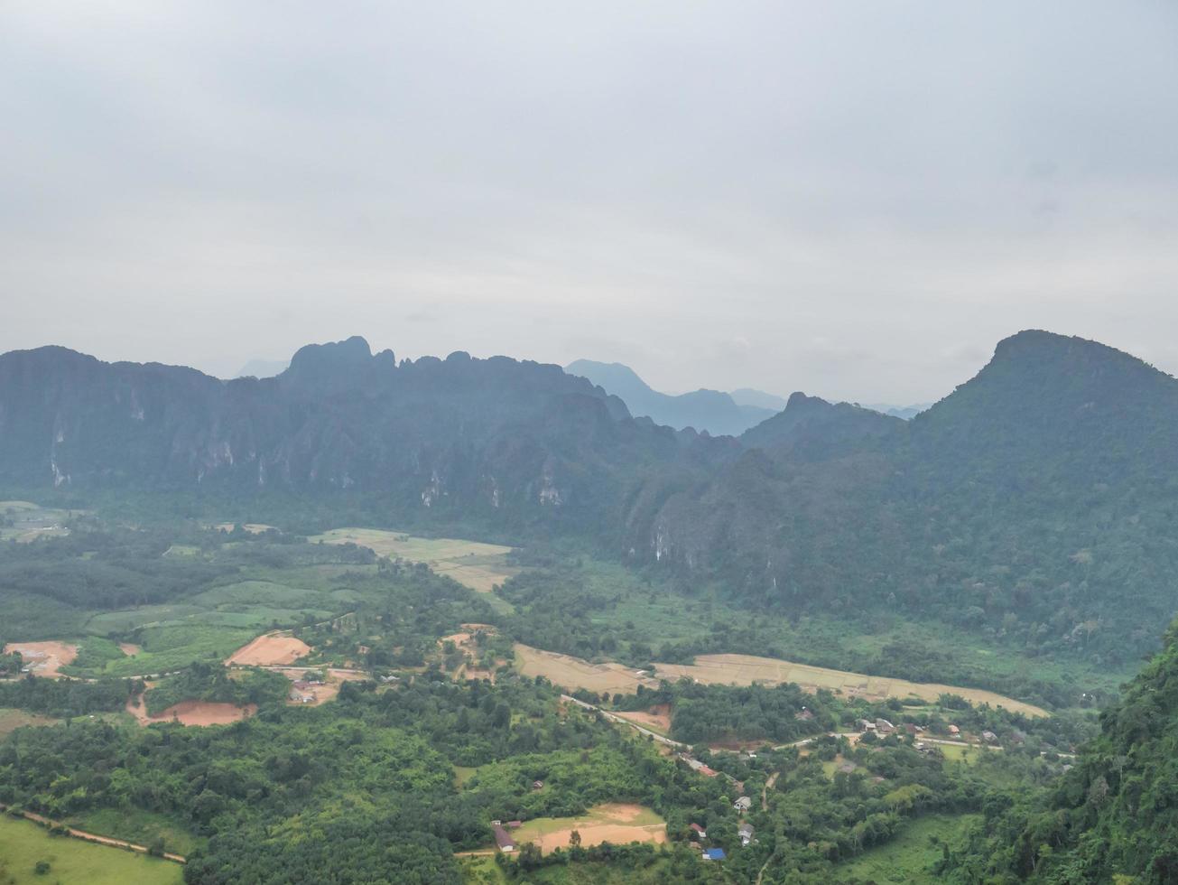 paysage paysage vue de pha ngeun dans la ville de vangvieng au laos.vangvieng city la célèbre ville de destination de vacances au laos. photo