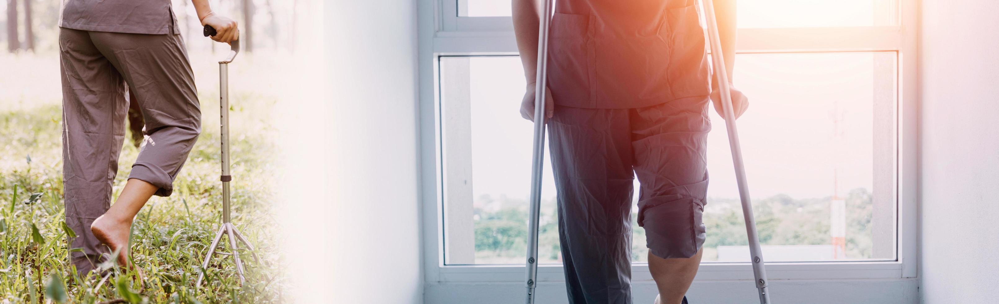 jeune physiothérapeute asiatique travaillant avec une femme âgée sur la marche avec un déambulateur photo