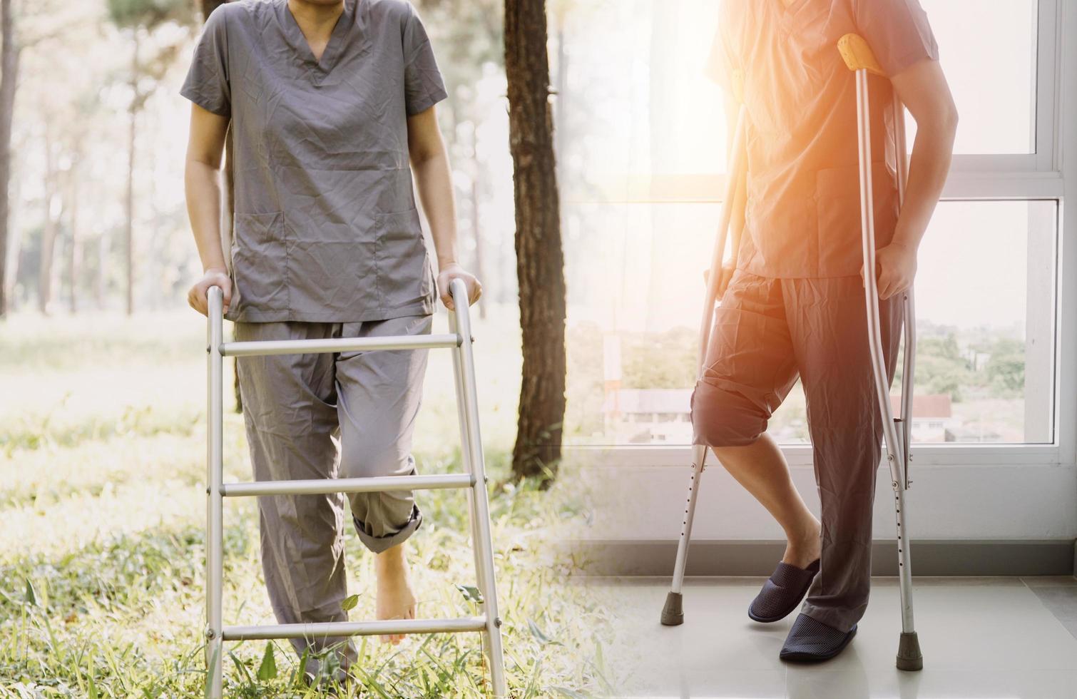 jeune physiothérapeute asiatique travaillant avec une femme âgée sur la marche avec un déambulateur photo