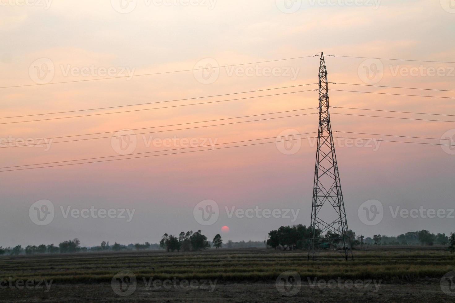 poteau haute tension, tour haute tension avec fond de ciel coucher de soleil. photo