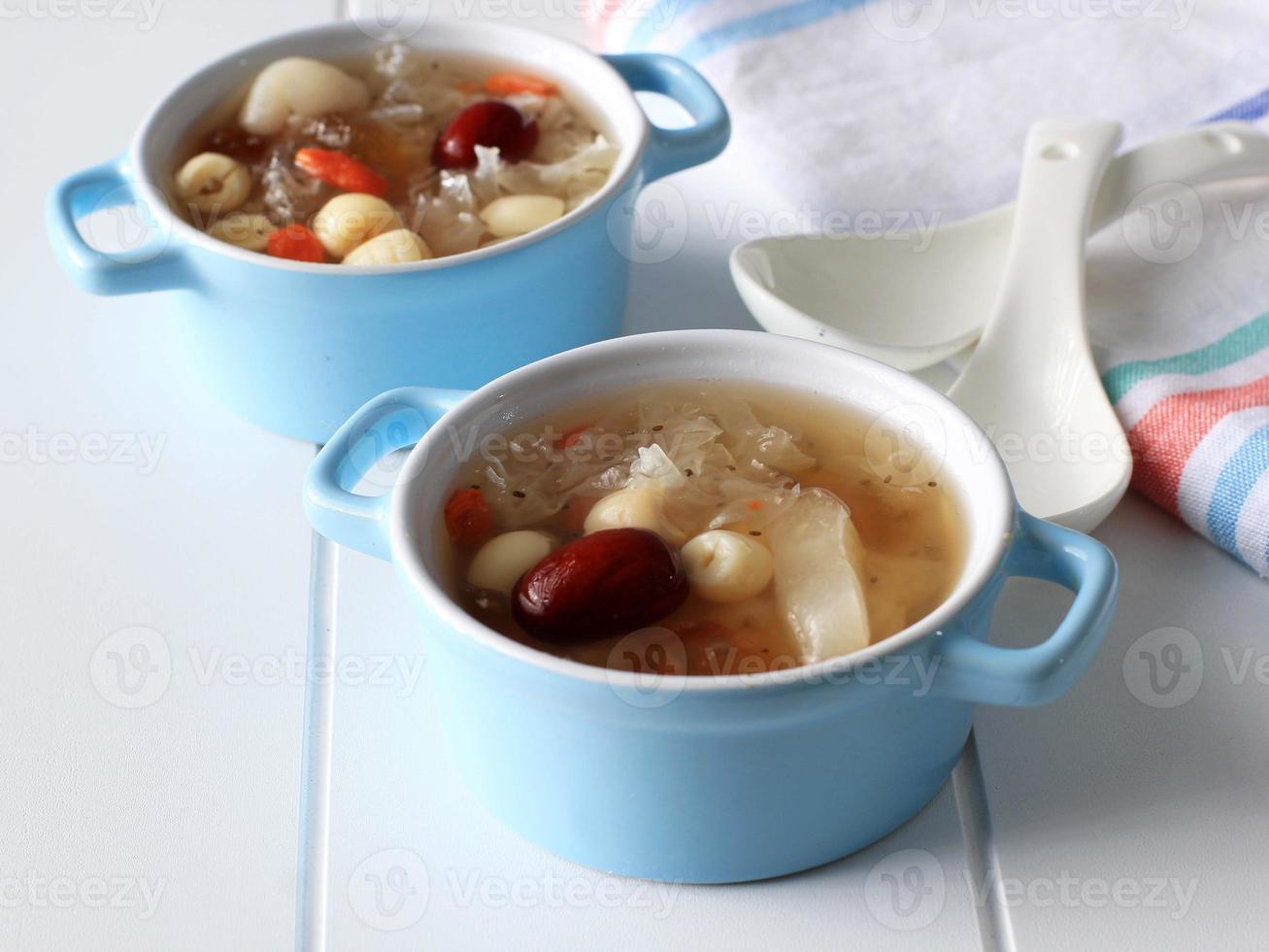 le dessert au collagène à la gomme de pêche est une boisson rafraîchissante traditionnelle chinoise. photo