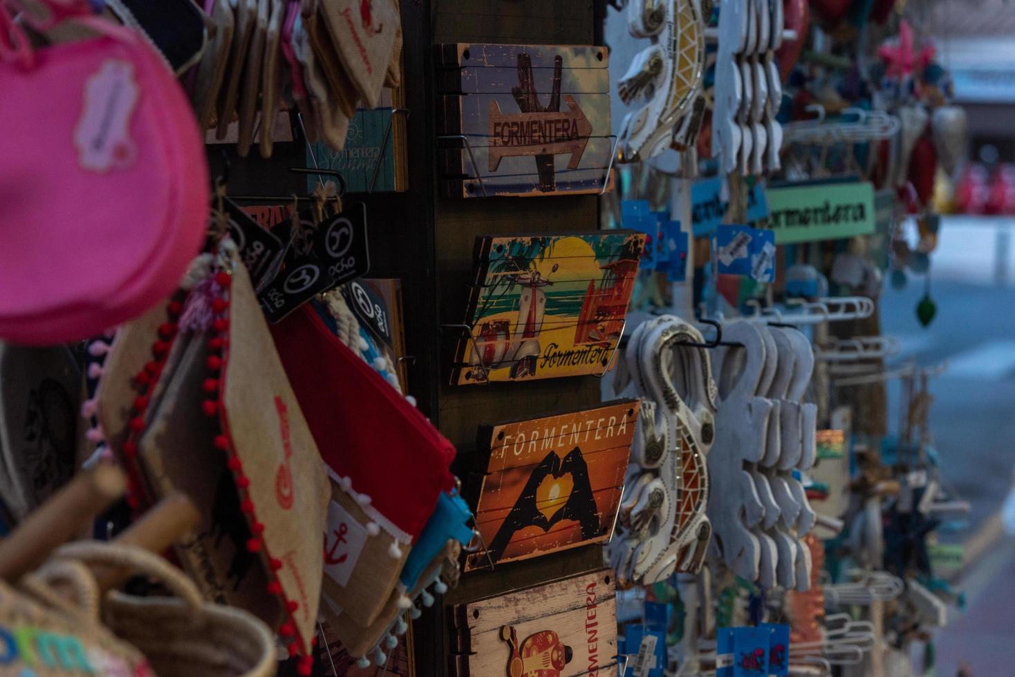 souvenirs touristiques à formentera en temps de covid19 en 2021. photo