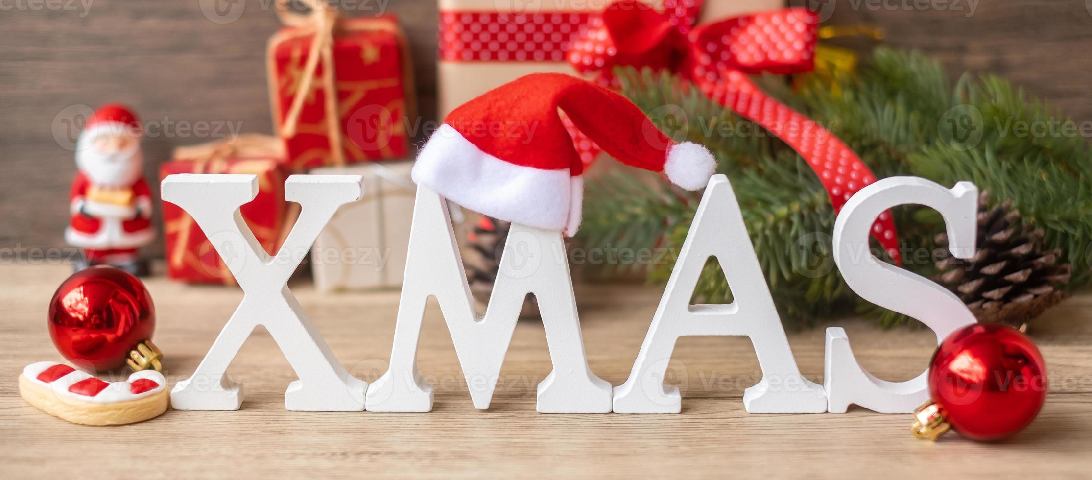 joyeux noël avec décoration sur table. concept de veille de noël, fête, vacances et bonne année photo