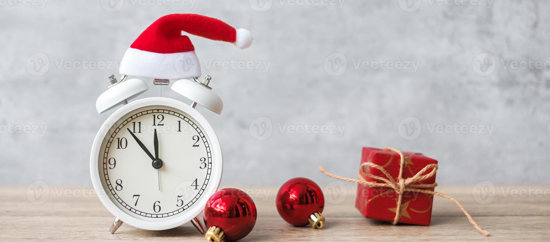 joyeux noël avec réveil vintage et décoration de noël sur table en bois. concept de fête, de vacances et de boxe photo