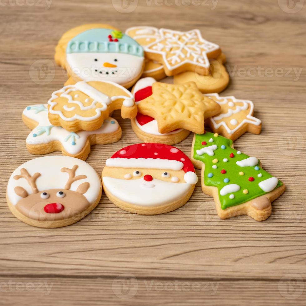 joyeux noël avec des biscuits faits maison sur fond de table en bois. concept de noël, fête, vacances et bonne année photo