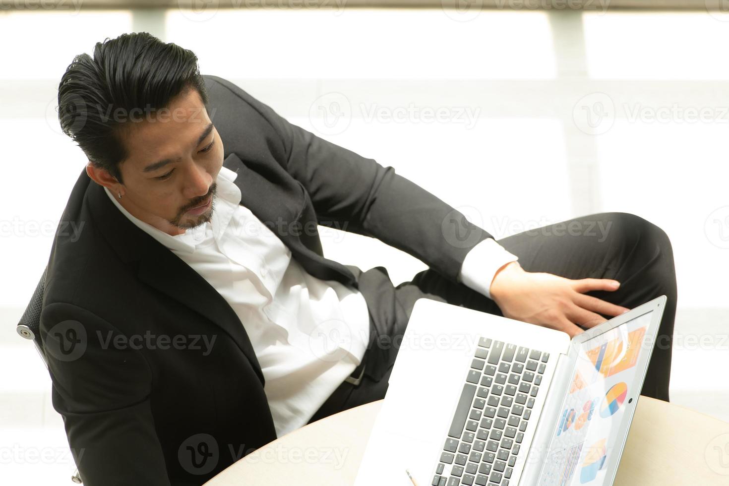 le patron a une réunion pour examiner les informations d'investissement avec l'équipe dans une salle de réunion avec lumière naturelle photo