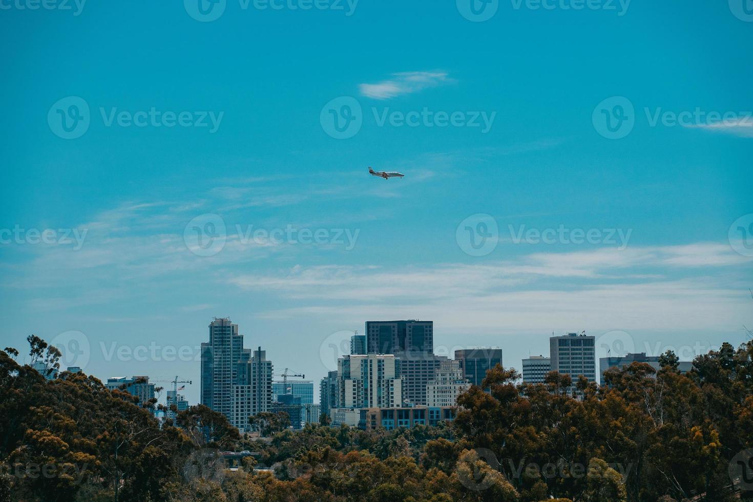avion au-dessus d'une ville et d'un parc photo