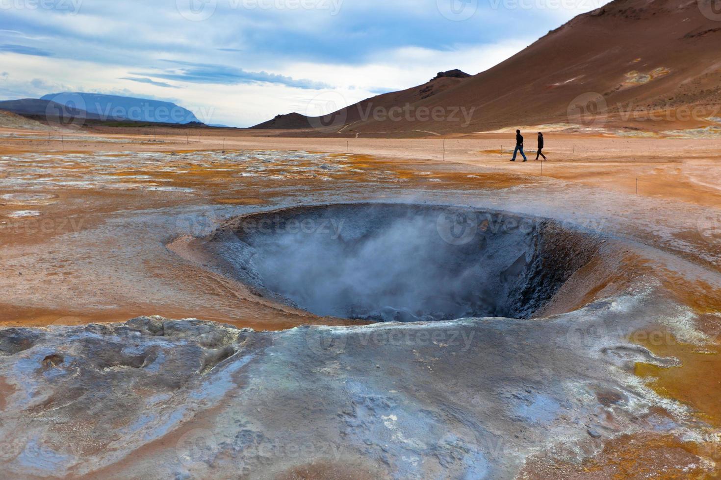 pots de boue chaude dans la zone géothermique hverir, Islande photo