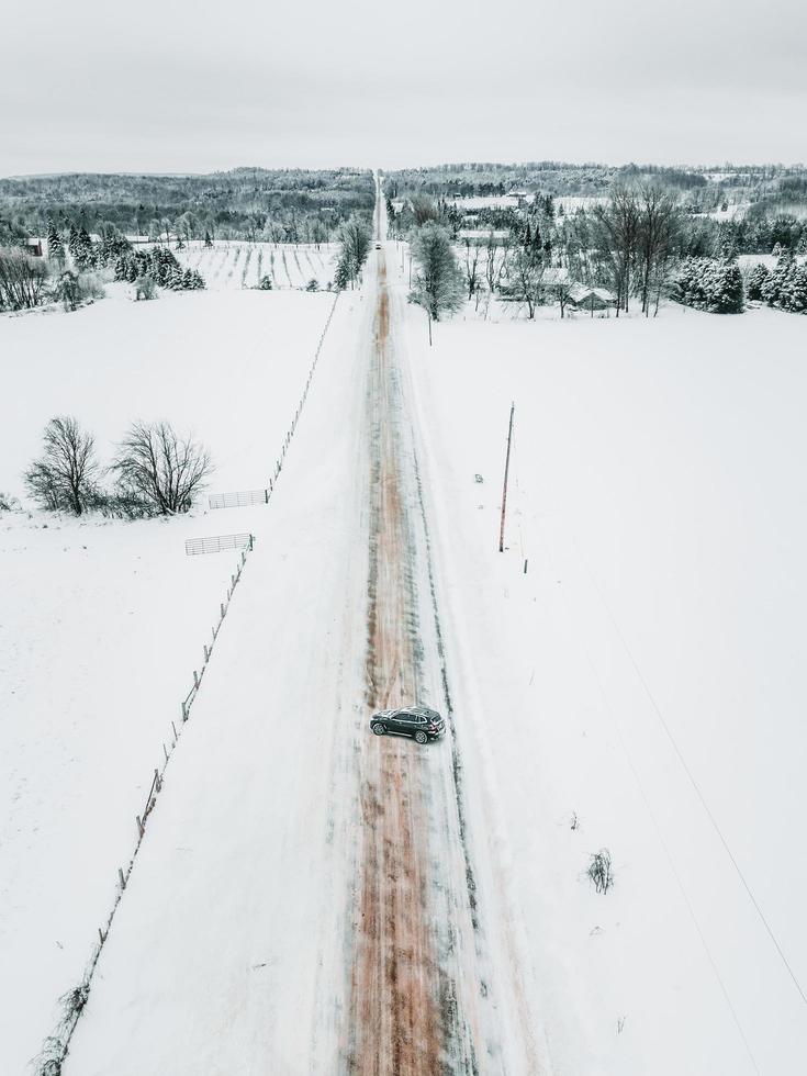 route entre sol couvert de neige pendant la journée photo