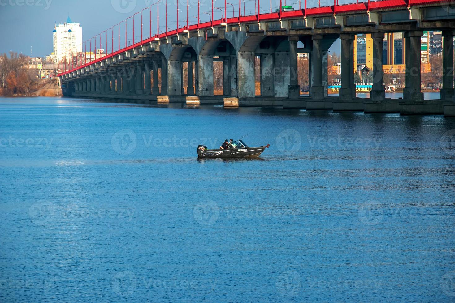 les pêcheurs sur un bateau sur la rivière attrapent du poisson en automne. la pêche est un sport particulier. photo