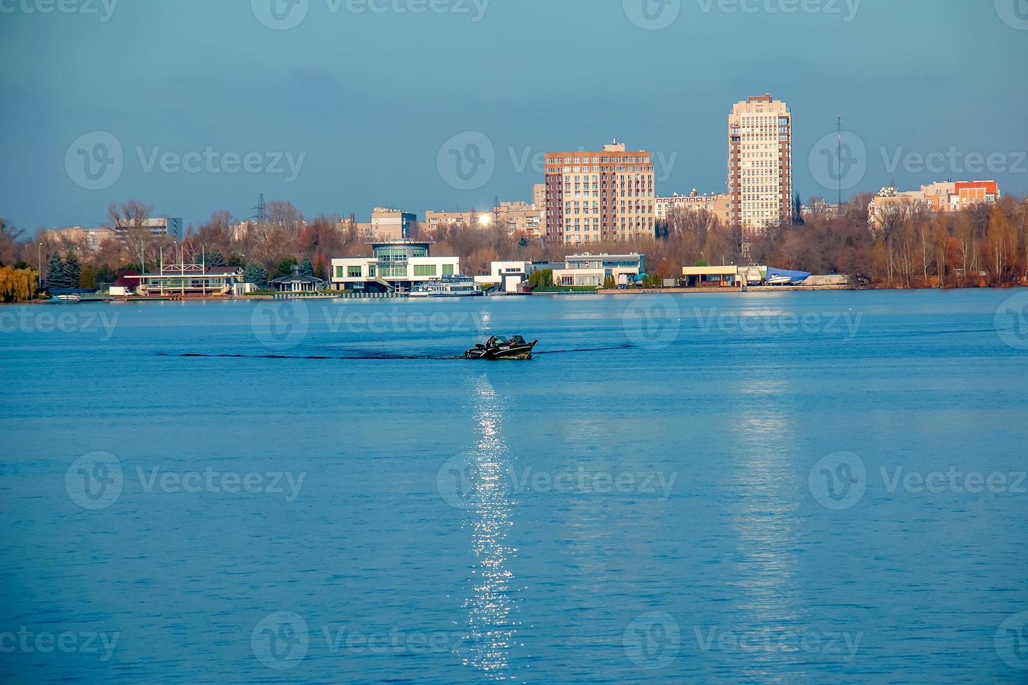 les pêcheurs sur un bateau sur la rivière attrapent du poisson en automne. la pêche est un sport particulier. photo