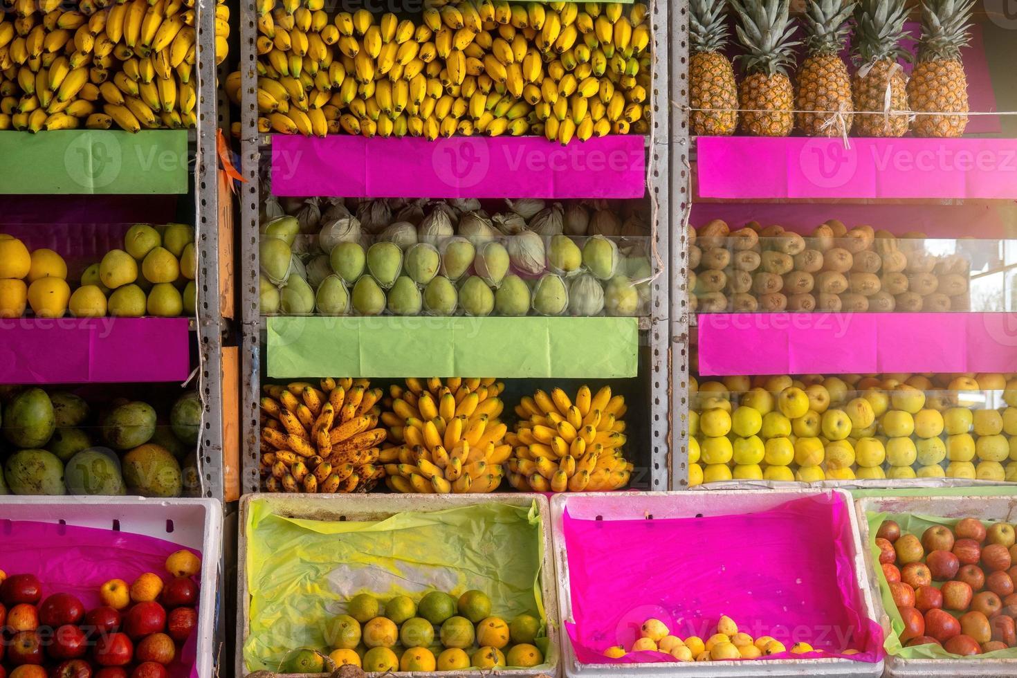 stand de fruits colorés dans un marchand de légumes mexicain local photo
