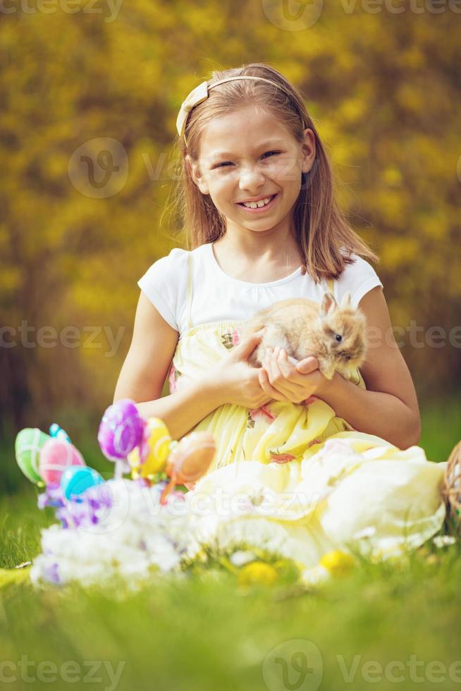 lapin de pâques et petite fille photo