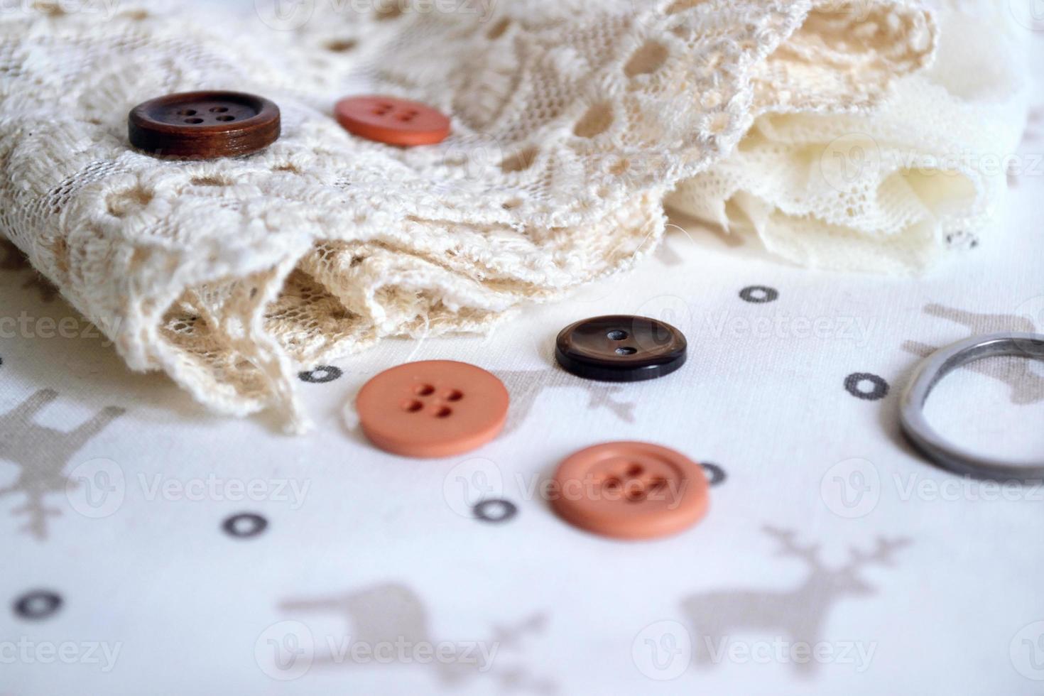 ciseaux et boutons avec ruban de dentelle photo