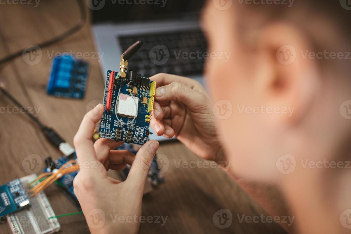ingénieur travaillant sur circuit imprimé photo